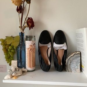 MAIDEN LANE black leather flats